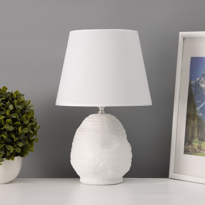 Настольная лампа с абажуром RISALUX «Аризона», 1×40 Вт, Е27, белый, 20×20×32 см Настольная лампа с абажуром RISALUX «Аризона», 1×40 Вт, Е27, белый, 20×20×32 см