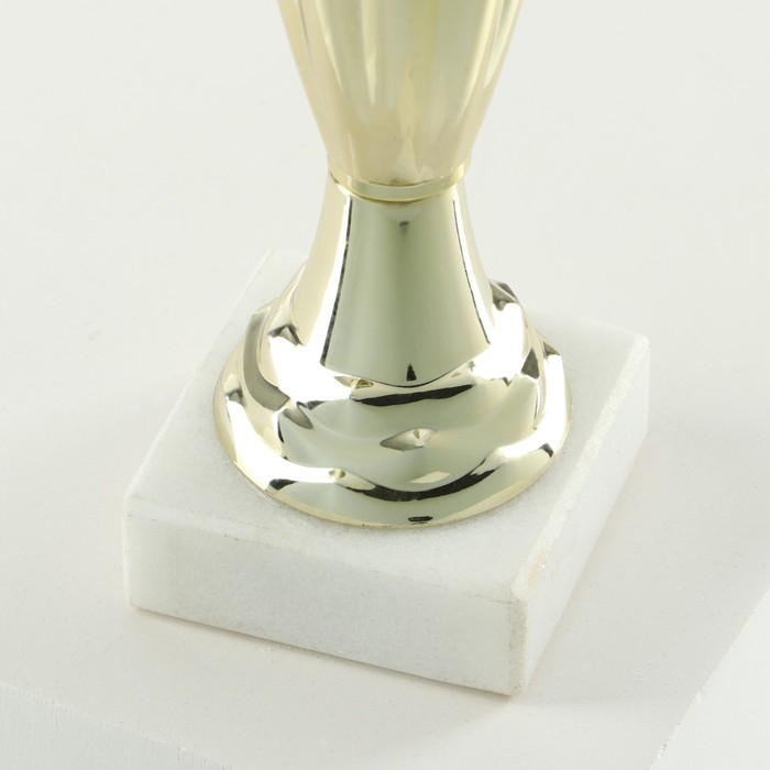 Кубок 106, наградная фигура, золото, подставка камень, 18,8 х 7 х 5 см. Кубок 106, наградная фигура, золото, подставка камень, 18,8 х 7 х 5 см.