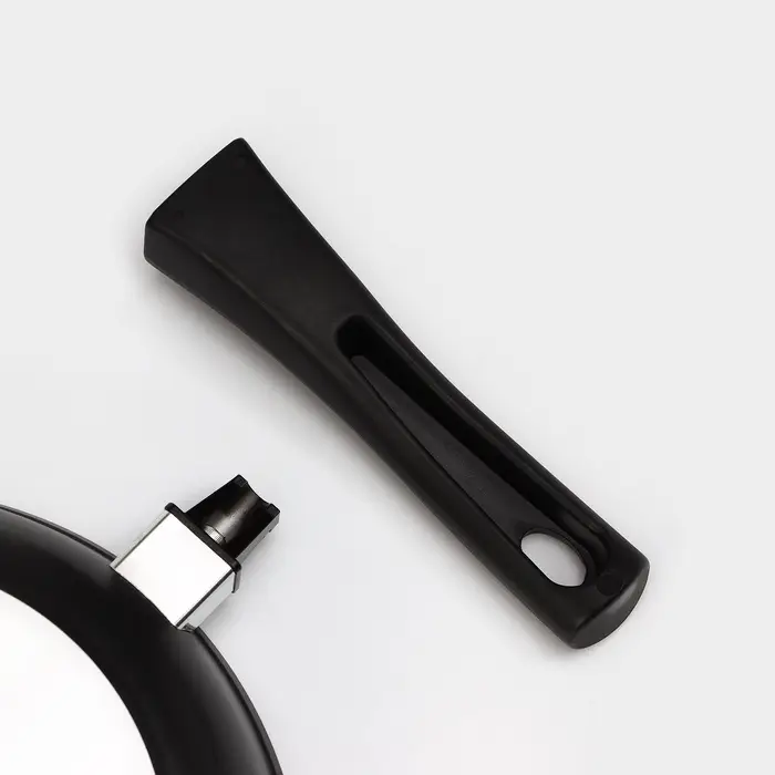 Сковорода KUKMARA &laquo;Традиция&raquo;, d=24 см, h=6 см, стеклянная крышка, съёмная ручка, антипригарное покрытие, литой алюминий, чёрная