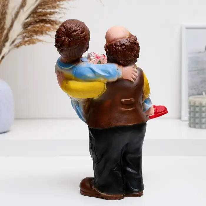 Фигурка полистоун &laquo;Дед с бабкой на руках&raquo;, 27&times;22&times;14 см