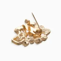 Зажим для кардигана "Ажур", завитки, цвет белый в золоте Зажим для кардигана "Ажур", завитки, цвет белый в золоте