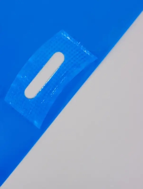 Пакет полиэтиленовый с вырубной ручкой, синий 40&times;50 См, 60 мкм