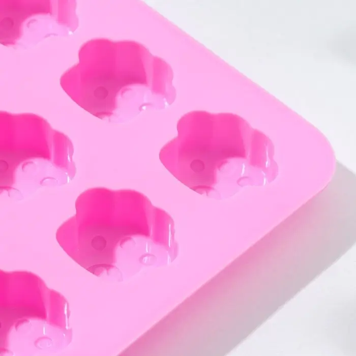 Форма для конфет и шоколада Доляна «Лапки», силикон, 16×15,5 см, 16 ячеек (3×2,7×0,5 см), цвет МИКС Форма для конфет и шоколада Доляна «Лапки», силикон, 16×15,5 см, 16 ячеек (3×2,7×0,5 см), цвет МИКС