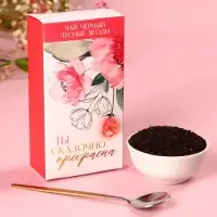 Набор &laquo;Вдохновляй красотой&raquo;: крем-мёд с клубникой и хлопком 30 г. х 2 шт., арахис в шоколадной глазури 100 г., чай чёрный с лесными ягодами 70 г., ложка