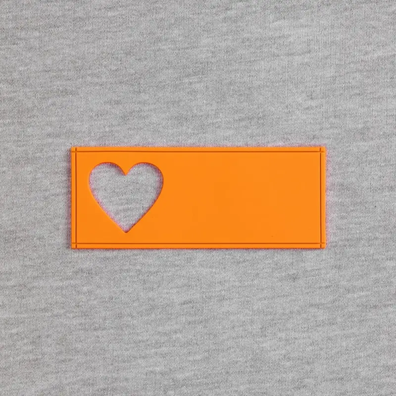 Лейбл из ПВХ с вырубкой «Сердце», оранжевый неон