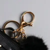 Брелок кожзам с карабином, с пушистиком "Сумочка" чёрный 5,8х2,4х5 см Брелок кожзам с карабином, с пушистиком "Сумочка" чёрный 5,8х2,4х5 см