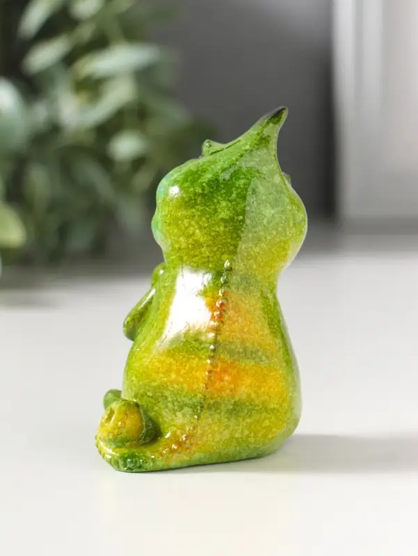 Сувенир полистоун лак "Хамелеон показывает сердечко лапками" зелёный 6х5,3х8,7 см