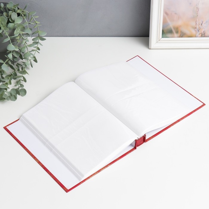 Фотоальбом на 200 фото 10х15 см Фотоальбом на 200 фото 10х15 см "Золотые чёрточки на красном" в коробке 26,5х20,5х4,5 см