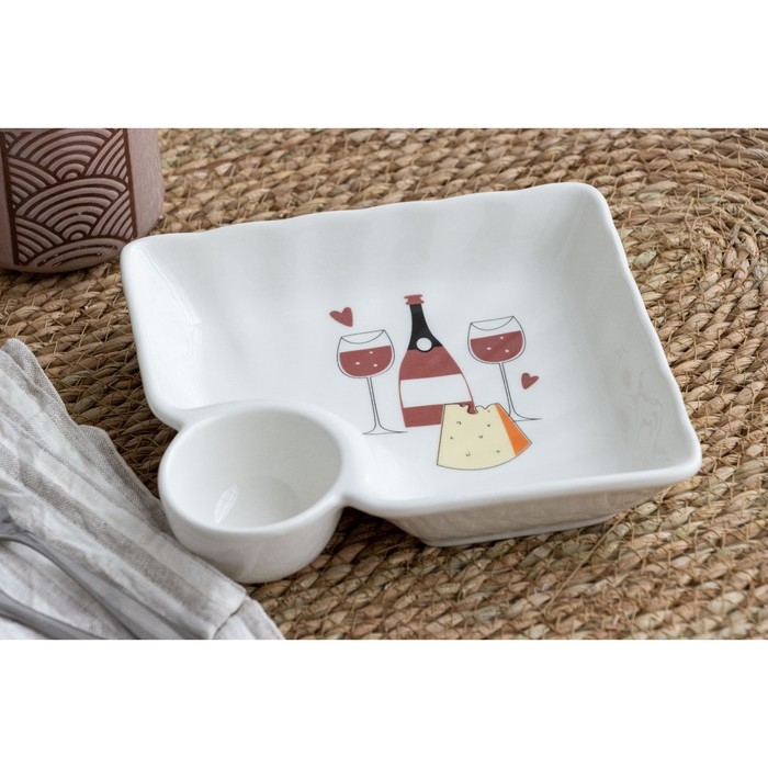 Блюдо керамическое с соусником «Вино», 18.6 х 17.5 х 4 см, цвет белый Блюдо керамическое с соусником «Вино», 18.6 х 17.5 х 4 см, цвет белый