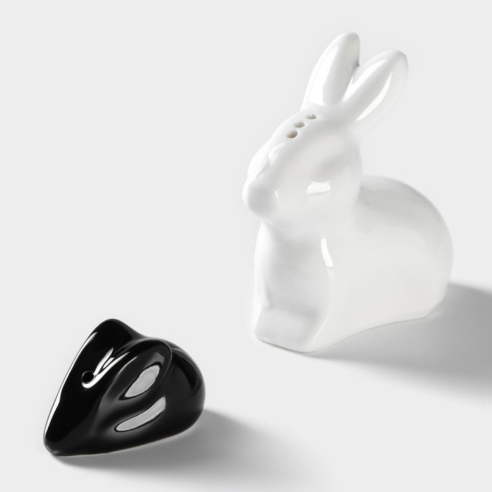 Набор фарфоровый для специй на бамбуковой подставке BellaTenero «Зайцы», 3 предмета: солонка 50 мл, перечница 20 мл, подставка, цвет белый и чёрный Набор фарфоровый для специй на бамбуковой подставке BellaTenero «Зайцы», 3 предмета: солонка 50 мл, перечница 20 мл, подставка, цвет белый и чёрный