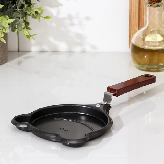 Сковорода Доляна «Лягушка», d=14 см, пластиковая ручка, антипригарное покрытие, цвет чёрный Сковорода Доляна «Лягушка», d=14 см, пластиковая ручка, антипригарное покрытие, цвет чёрный