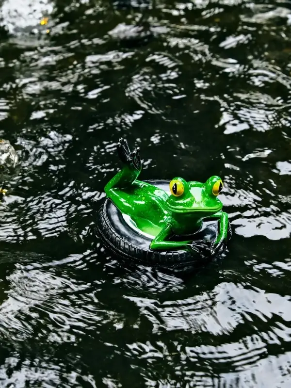 Садовая фигура 14 х 13 х 9,5 см Садовая фигура 14 х 13 х 9,5 см "Лягушка на шине" Водоплавающая