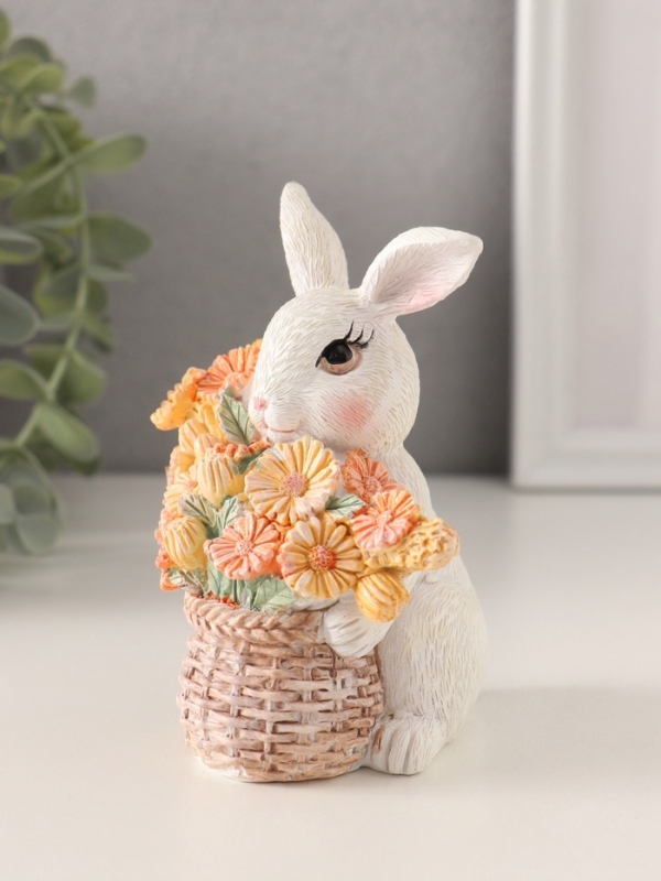 Сувенир полистоун  Сувенир полистоун "Белый кролик с цветами в плетённой корзине" 9х8,5х11,5 см