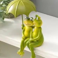 Сувенир полистоун "Влюблённые лягушата под зонтом" на полку 14 см