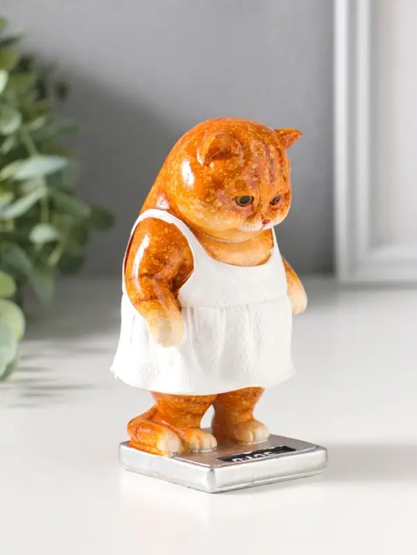 Сувенир полистоун лак "Кошка в белом сарафане стоит на весах" 7,5х7,2х12,5 см