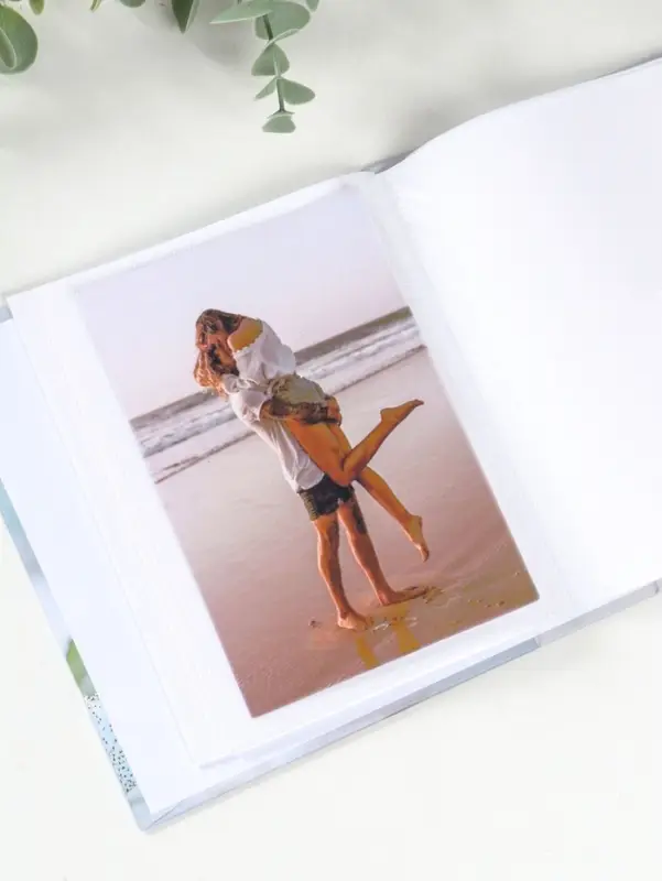 Фотоальбом на 40 фото 10х15 см "Белые розы и сердечки в посыпке" в коробке 4,5х14х17 см