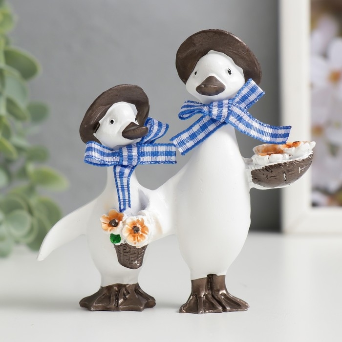 Сувенир полистоун Сувенир полистоун "Уточки в панамах, с корзинкой цветов" 9х9х3 см