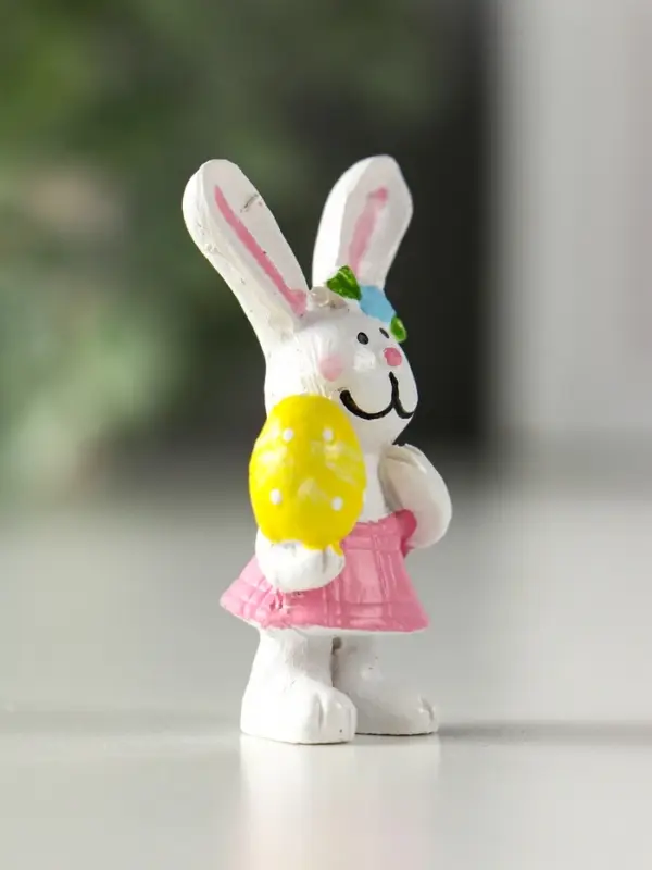 Сувенир полистоун  Сувенир полистоун "Белый зайка с яйцом/букетом" МИКС 2,2х3х4,2 см