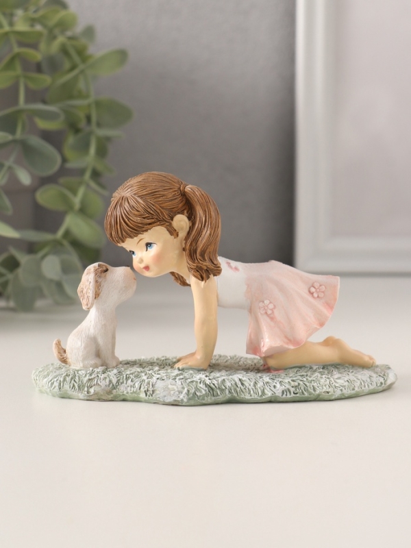 Сувенир полистоун Сувенир полистоун "Малышка играет с щеночком на лужайке" розовый 12х5х7,5 см