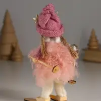 Кукла интерьерная "Малышка в розовом на лыжах" 6,5х6,3х15 см
