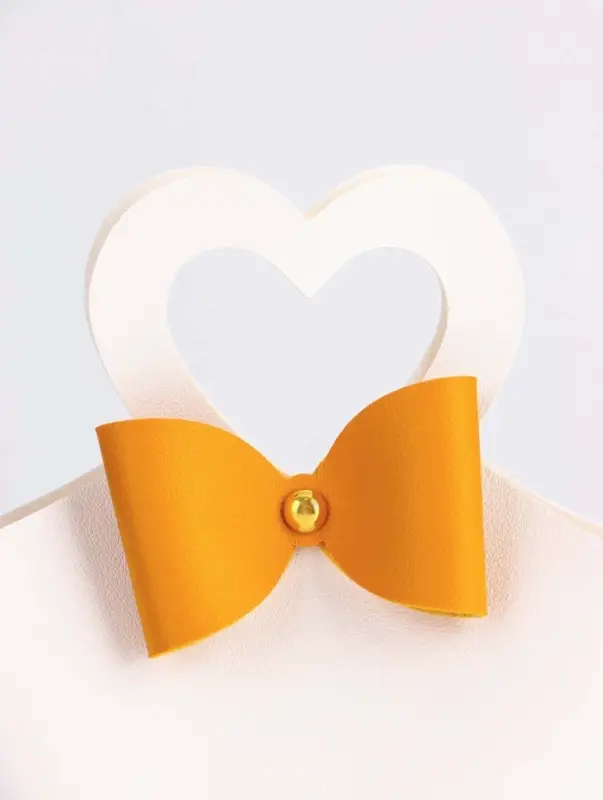 Кожаная подарочная сумочка для бижутерии и сувениров, белая с бантом, 10.5&times;5&times;6 см