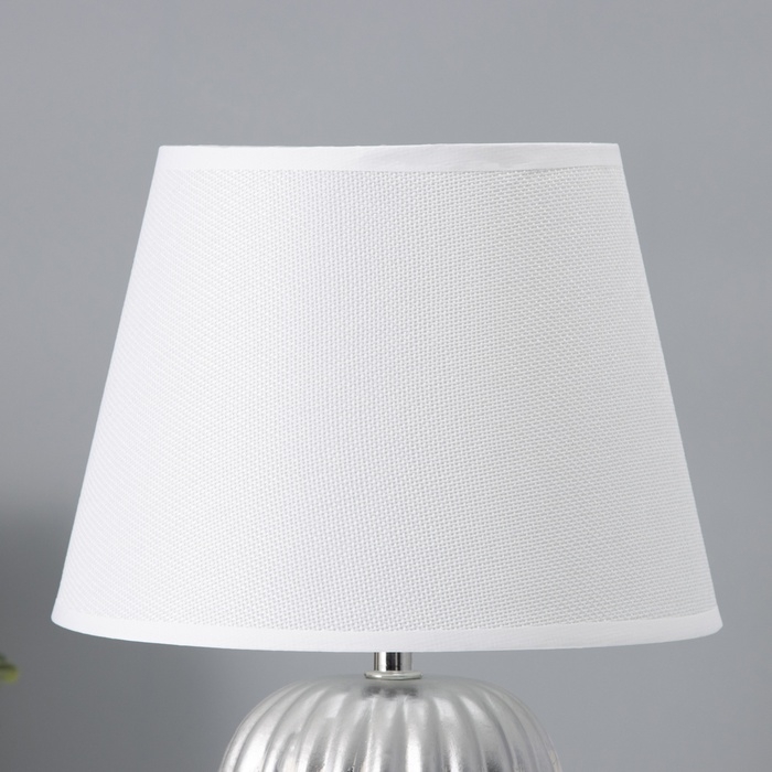Настольная лампа с абажуром RISALUX «Нике», 1×Е14, 40 Вт, белый, 22×22×32 см Настольная лампа с абажуром RISALUX «Нике», 1×Е14, 40 Вт, белый, 22×22×32 см