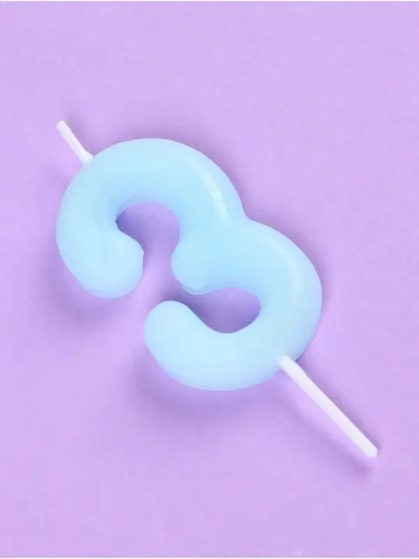 Свеча в торт &laquo;Цифра 3&raquo;, светящаяся голубая, 9 см