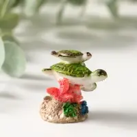 Сувенир полистоун "Черепашки в кораллах" 3х3,4х3 см