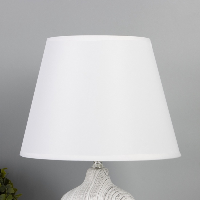 Лампа настольная Лампа настольная "Строгие линии" 1х40Вт Е27 белый/серый 25х25х40см