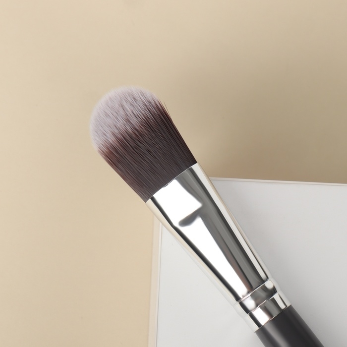 Кисть для макияжа «Brush GRAPHITE», 17 (± 1) см, цвет тёмно-серый/серебристый Кисть для макияжа «Brush GRAPHITE», 17 (± 1) см, цвет тёмно-серый/серебристый