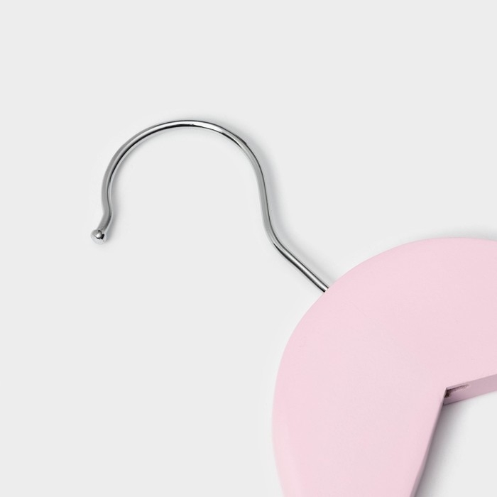 Вешалки плечики детские,с зажимом для брюк и юбок,дерево клен,цвет роз 31,5х1х22 см,3 шт Вешалки плечики детские,с зажимом для брюк и юбок,дерево клен,цвет роз 31,5х1х22 см,3 шт