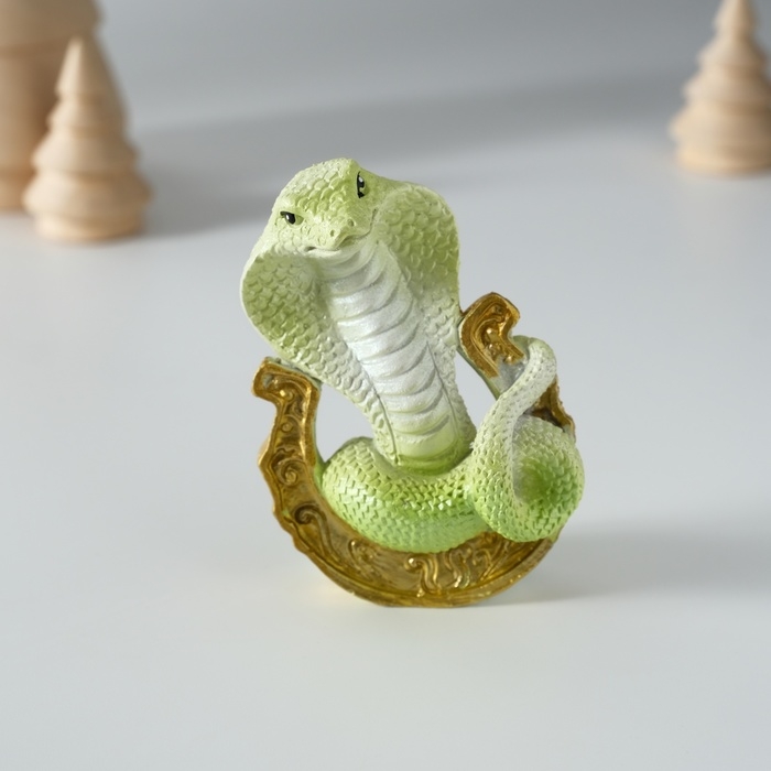 Сувенир полистоун Сувенир полистоун "Зелёная кобра на подкове" 5х3,5х7,5 см