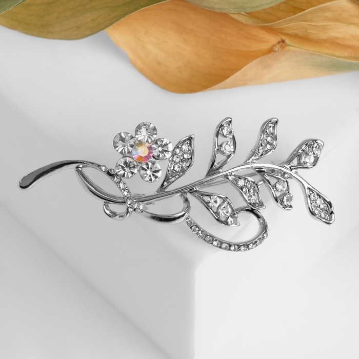 Брошь «Ветвь» с цветком, цвет белый в серебре Брошь «Ветвь» с цветком, цвет белый в серебре