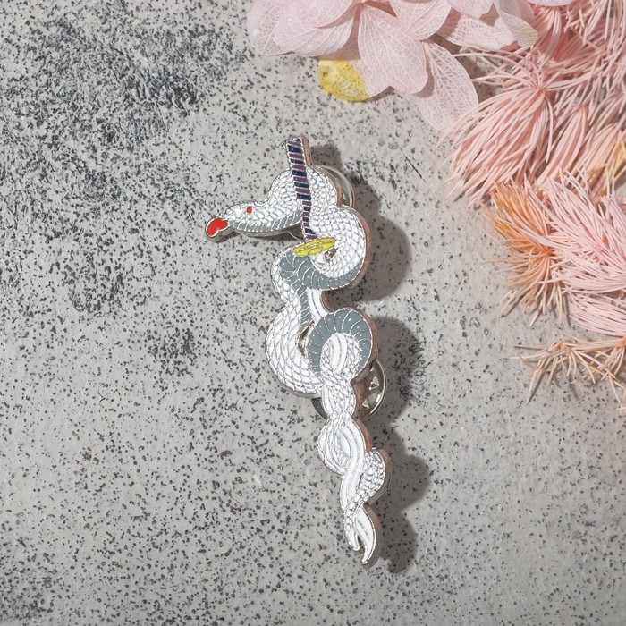 Новый год! Символ года 2025! Значок «Катана» змея, цветной в серебре Новый год! Символ года 2025! Значок «Катана» змея, цветной в серебре