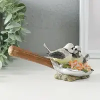 Сувенир полистоун "Синички на лопате, с цветами" 17х5,5х7 см