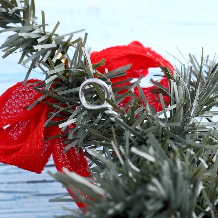 Искусственная ёлка настенная &laquo;Зимнее волшебство. С сединой, пуансетия&raquo;, 50 см, ПВХ ветки отгибаются