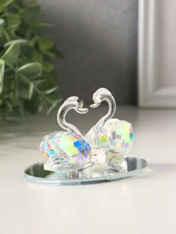 Фигурка стекло &laquo;Лебеди с бриллиантом&raquo;, зелёная голография, 9&times;6&times;5.5 см