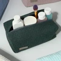 Косметичка женская на молнии TEXTURA, объёмная, большая, мягкая, зелёная
