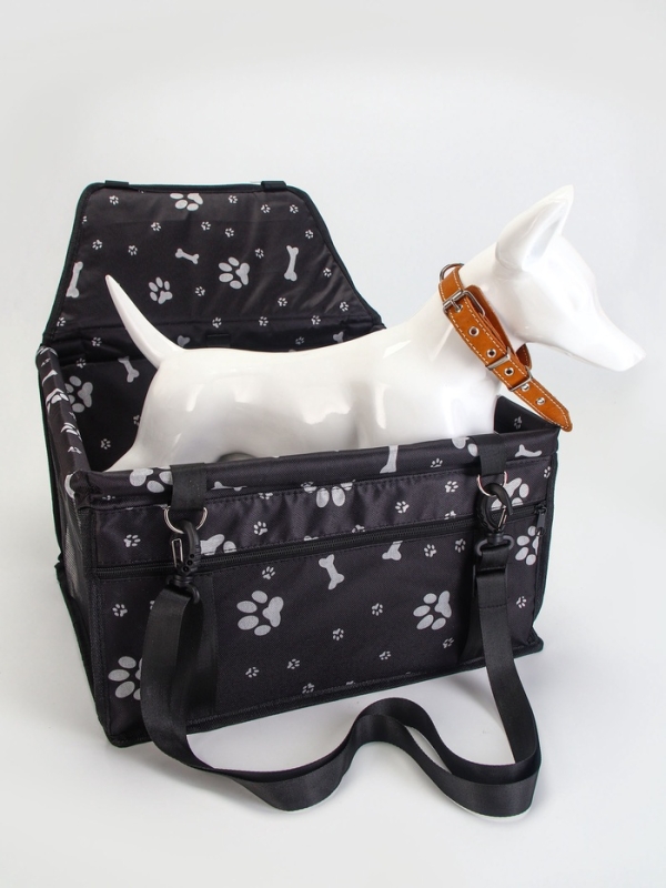 Автокресло для животных 40*30*25 см, чёрное с белыми лапками и косточками
