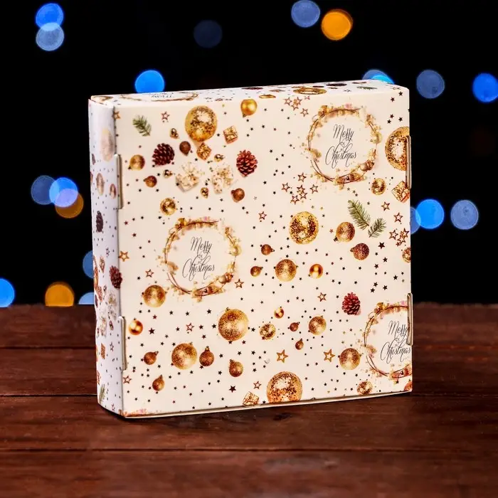 Подарочная коробка сборная с окном «Шишки и подарки», 11.5×11.5×3 см