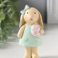 Сувенир полистоун "Зайка в платьице, с пасхальным яичком" 4,8х2,8х10 см