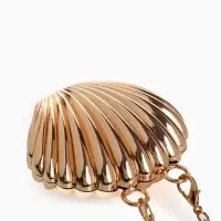 Сумка мини-клатч на магните, в форме ракушки, жёсткий корпус, на длинной цепочке, золотистая