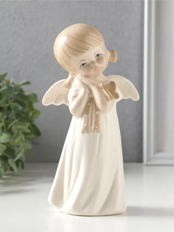 Сувенир керамика "Девочка-ангел с хвостиками, с бабочкой на руке" 9,6х6,8х18,3 см