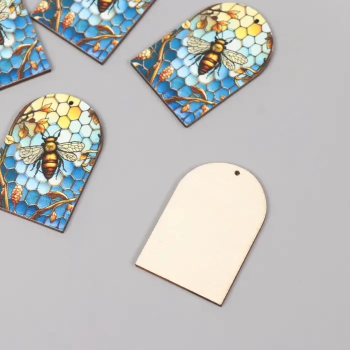 Декор для творчества дерево Декор для творчества дерево "Пчела и соты. Витраж" 4,4х3х0,3 см