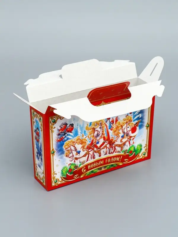 Коробка подарочная новогодняя «Тройка» красная 26×23×7 см Коробка подарочная новогодняя «Тройка» красная 26×23×7 см