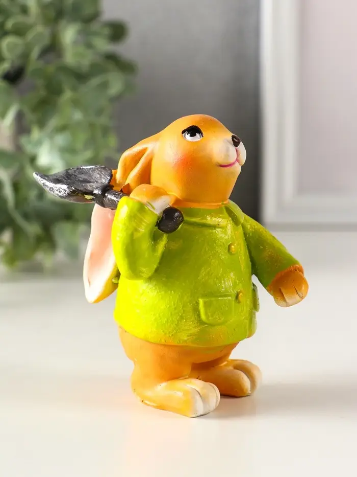 Сувенир полистоун "Зайчик с лопатой, в зелёном пальто" 6х7,5х9,5 см Сувенир полистоун "Зайчик с лопатой, в зелёном пальто" 6х7,5х9,5 см