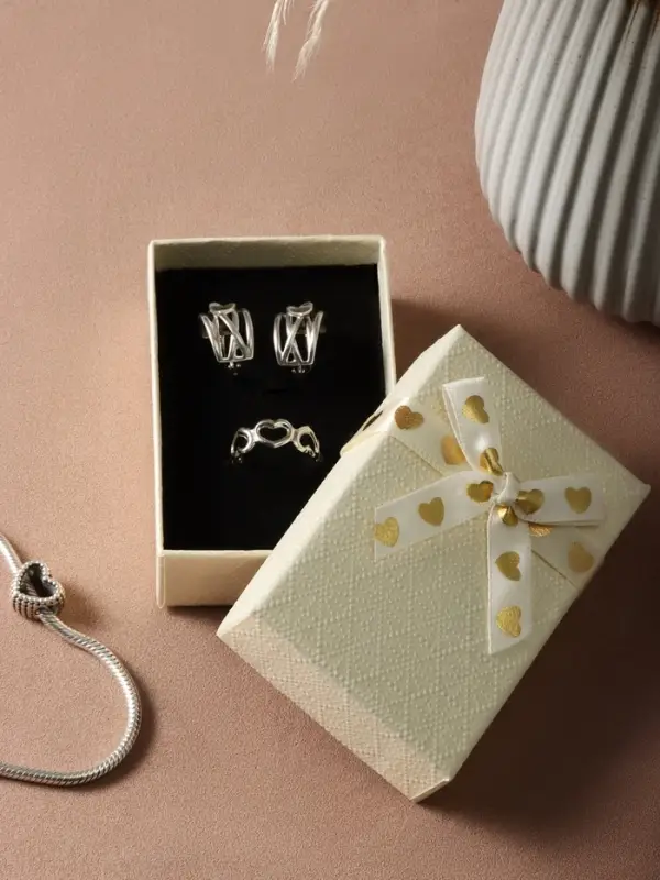 Коробочка подарочная под набор «Влюбленность», 5×8 (размер полезной части 4.7×7.7 см), бежевая, вставка чёрная Коробочка подарочная под набор «Влюбленность», 5×8 (размер полезной части 4.7×7.7 см), бежевая, вставка чёрная