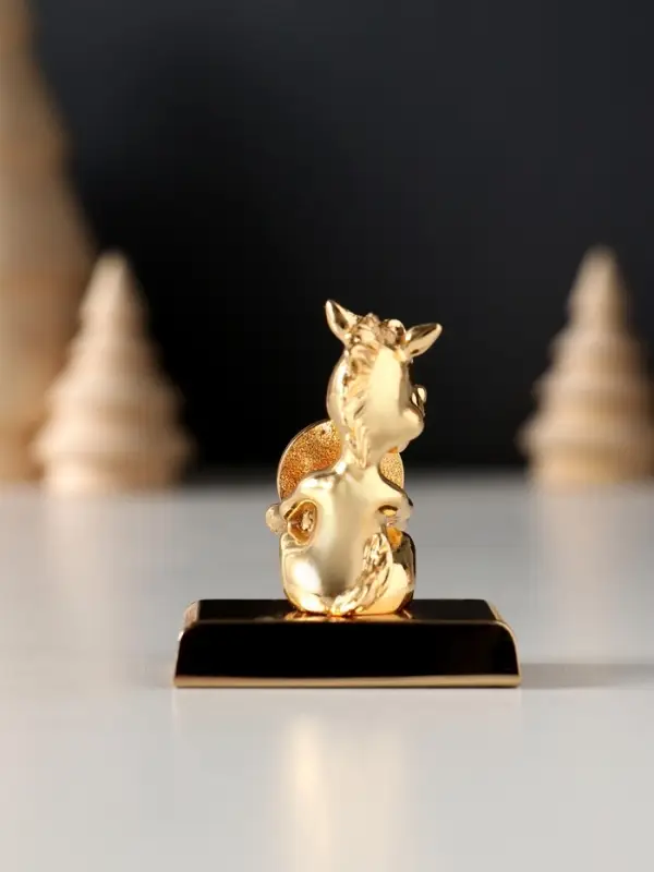 Сувенир  Лошадка с монеткой на подставке и с пожеланием "Богатства", 4*2,3*5см.