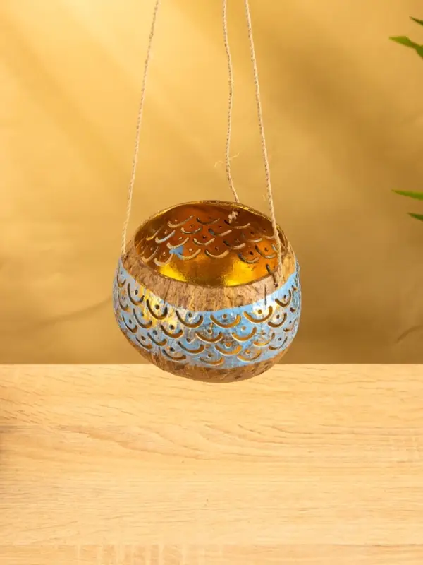 Подсвечник подвесной из кокоса, 9-12 см, золотисто-голубой Подсвечник подвесной из кокоса, 9-12 см, золотисто-голубой