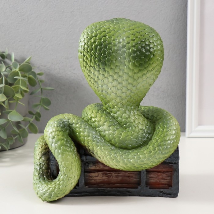 Фигурка Фигурка "КОБРА НА СУНДУКЕ" 20 х 17 х 12 см.